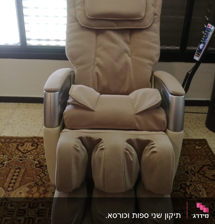 כיסא עיסוי עם ריפוד מרופד ומסך שליטה